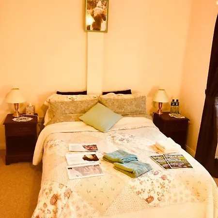 Bed & Breakfast Treasure Box Retreat
